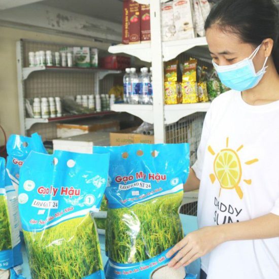 Gạo sạch của HTX My Hậu được bày bán tại cửa hàng của HTX Thuận Tiến trên địa bàn quận Ninh Kiều Gạo sạch của HTX My Hậu được bày bán tại cửa hàng của HTX Thuận Tiến trên địa bàn quận Ninh Kiều